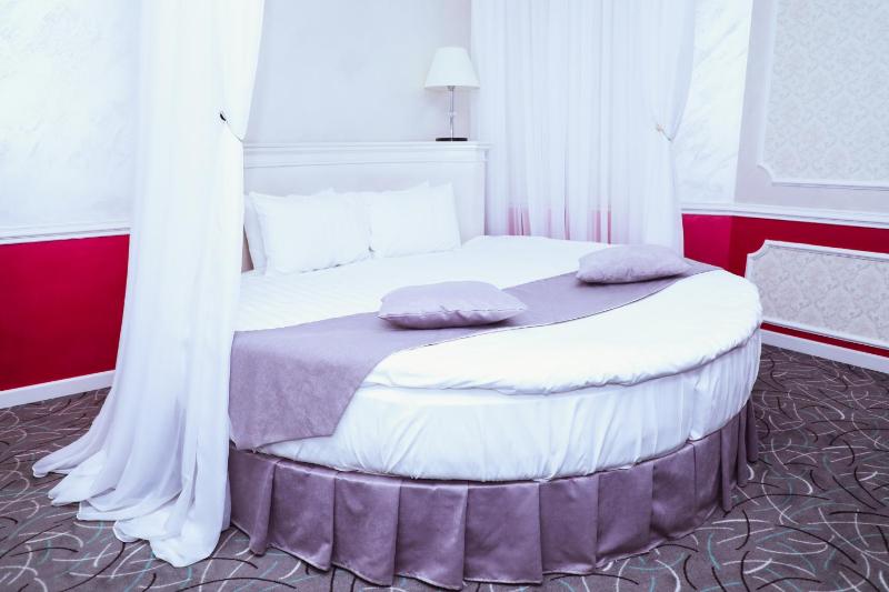 Double Room with Spa Bath image 2