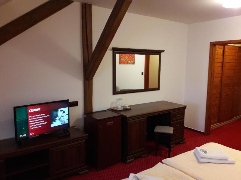 Two Connecting Double Rooms image 4