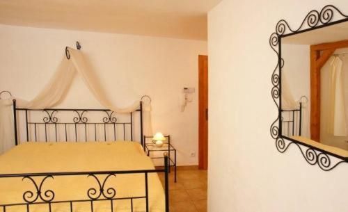 Standard Double Room image 3
