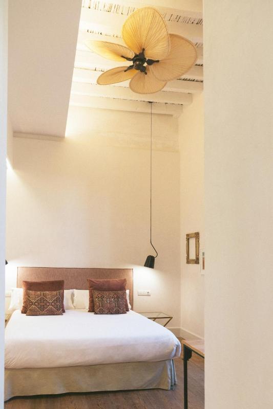 Premium Double Room image 4