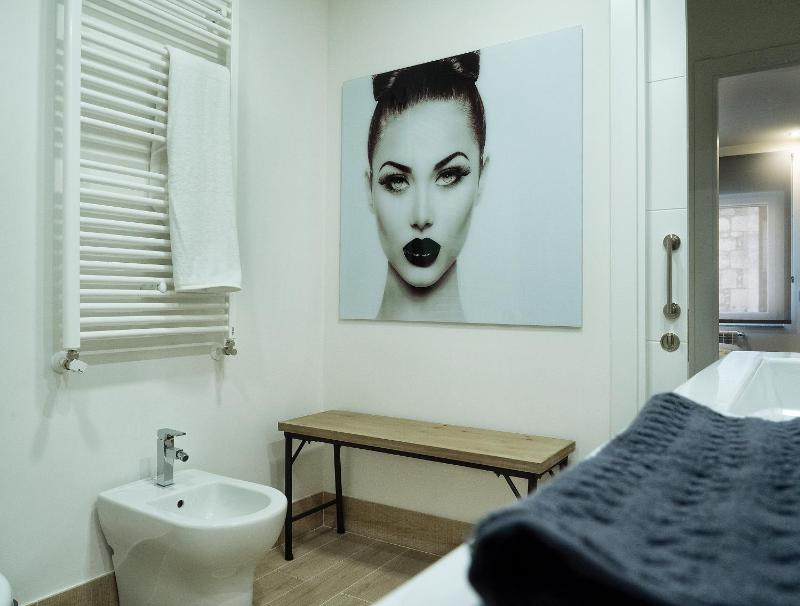 One-Bedroom Apartment image 3