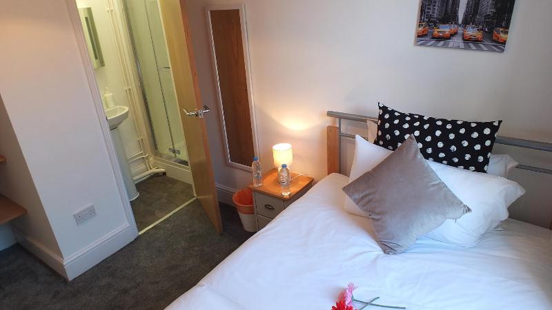 En-Suite Economy Room image 4
