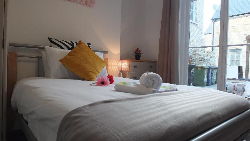 En-Suite Large Double Room with Communal Patio image 4