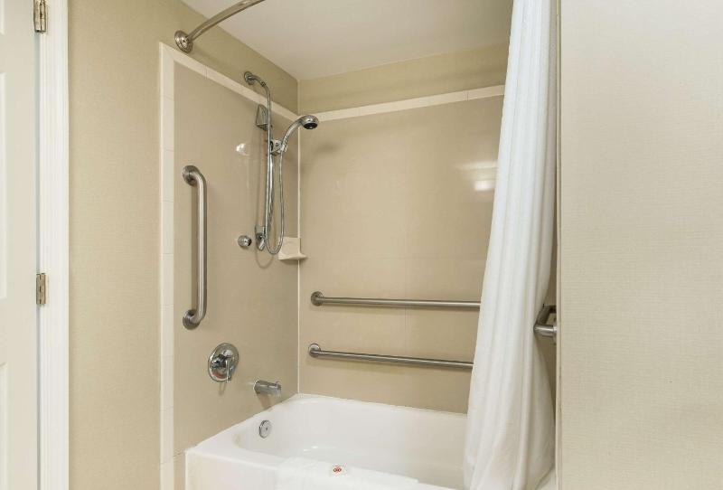 King Room with tub - Accessible/Non-Smoking image 2