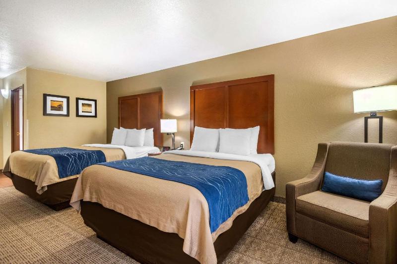 Queen Room with Two Queen Beds image 3