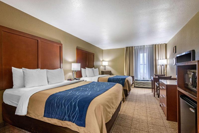 Queen Room with Two Queen Beds image 2