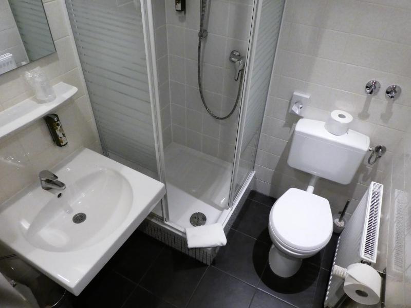 Double Room image 3