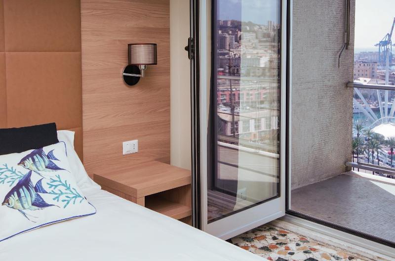 Double Room with Balcony and Sea View image 4