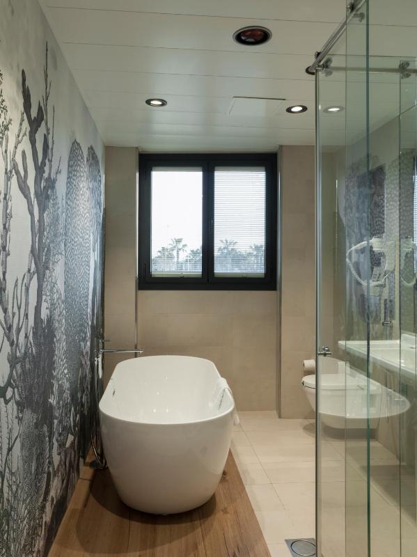Junior Suite with Sea View image 3