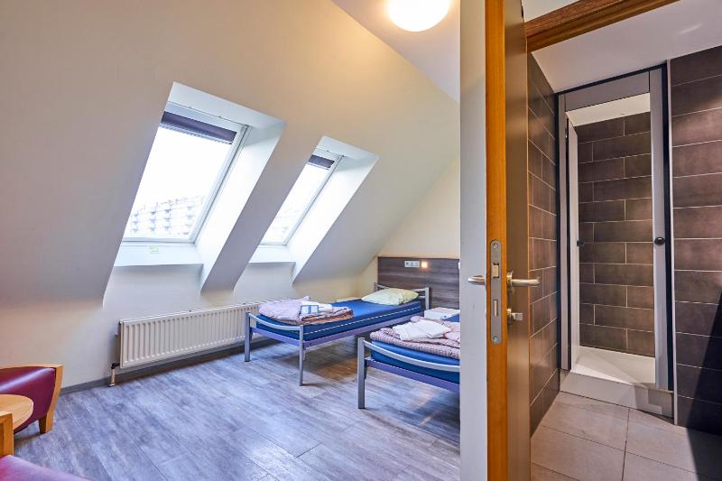 Twin Room image 2