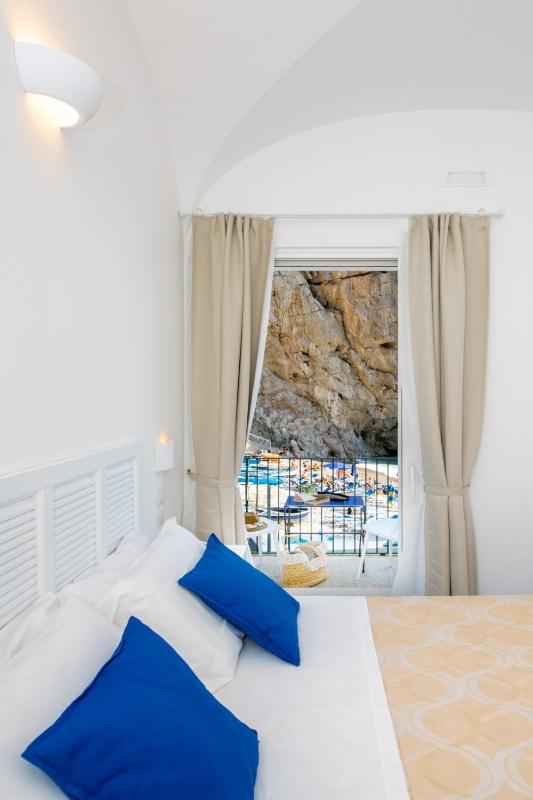 Deluxe Double Room with Balcony and Sea View image 4