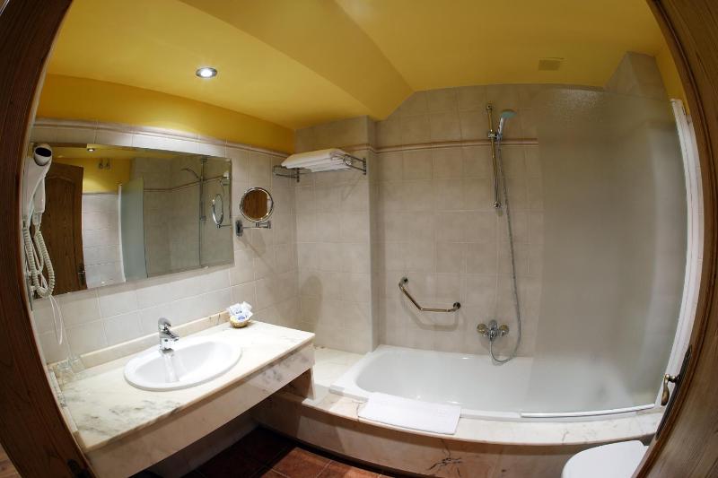 Triple Room (2 Adults + 1 Child) image 3