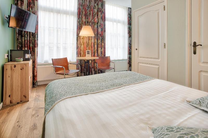 Small Double or Twin Room image 4