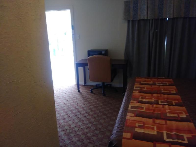 Standard King Room image 2