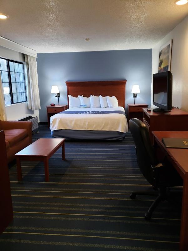 King Room - Non-Smoking image 2