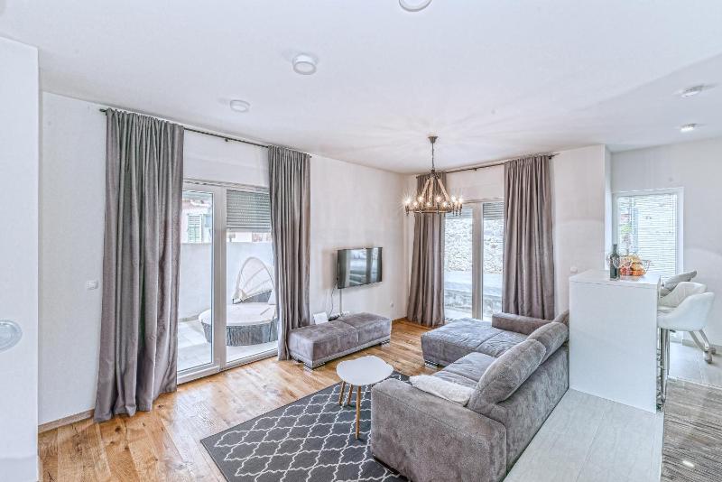 Three-Bedroom Villa with Jacuzzi image 2