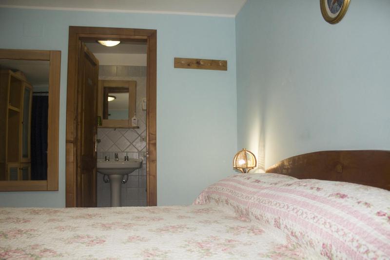 Double Room with Balcony image 2