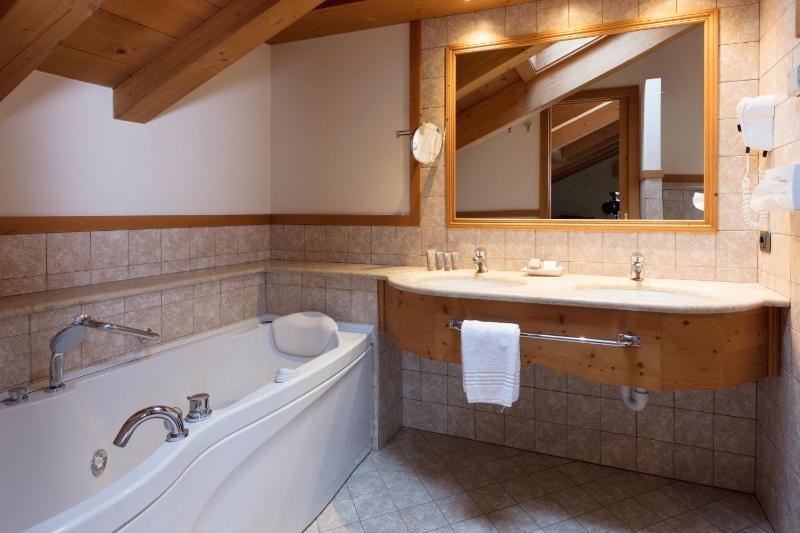 Deluxe Triple Room image 4
