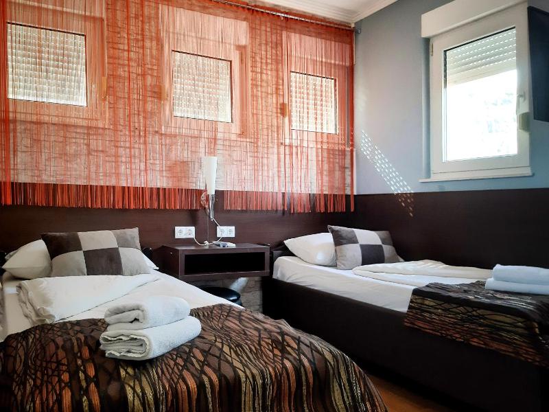 Twin Room image 4