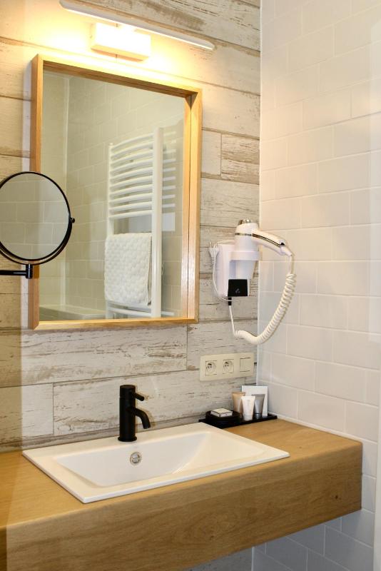 Deluxe Double or Twin Room image 4
