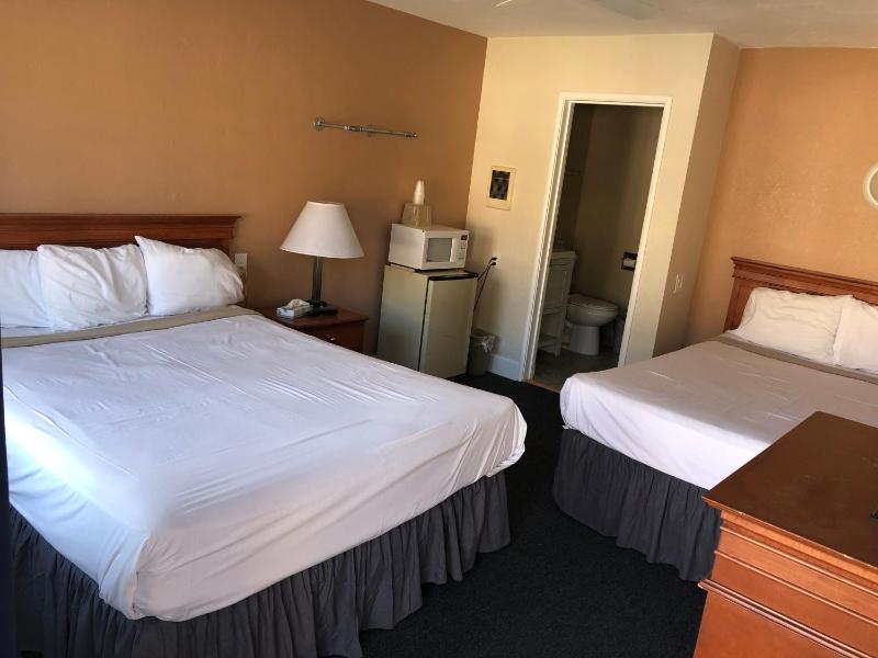 Queen Room with Two Queen Beds image 2