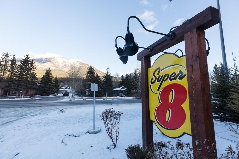 Super 8 Canmore - image 29