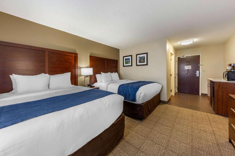 Queen Room with Two Queen Beds - Non-Smoking image 3
