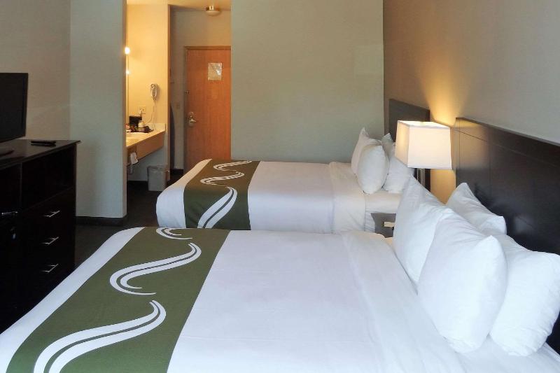 Queen Room with Two Queen Beds - Non-Smoking image 4