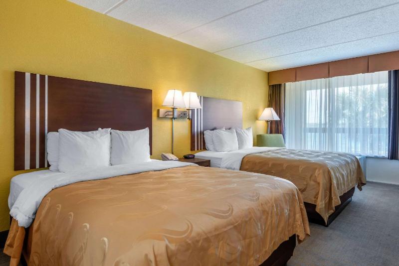 Queen Room with Two Queen Beds - Non-Smoking image 3