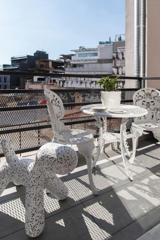 14 Reasons Why Hotel Athens - image 13