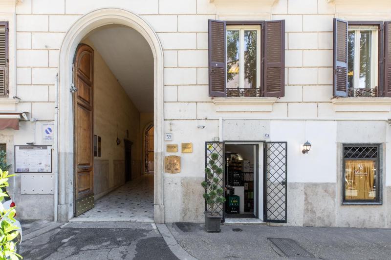 One-Bedroom Apartment image 4