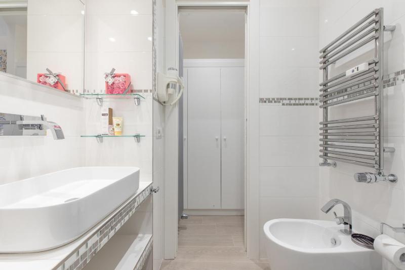 One-Bedroom Apartment image 2