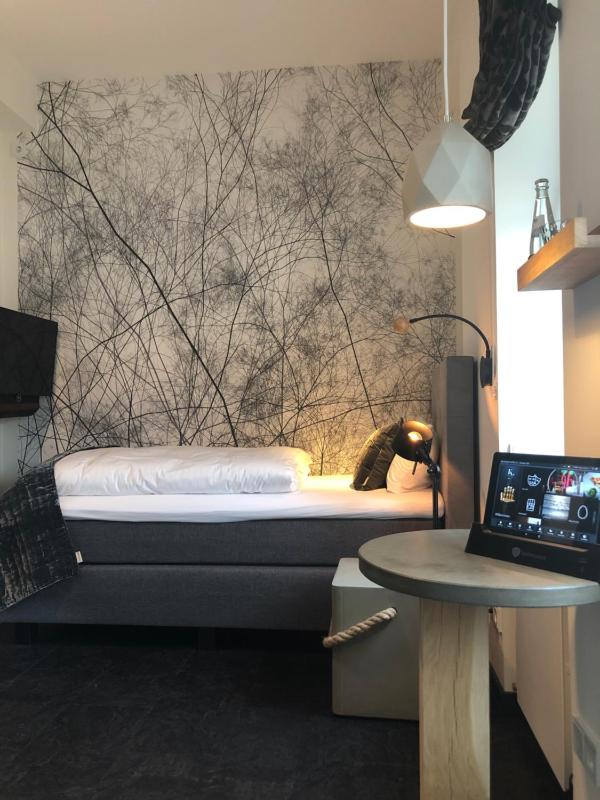 Single Room with Bathroom image 2