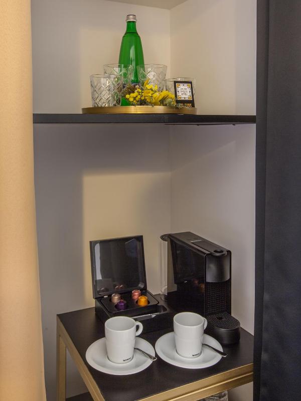 Deluxe Double Room with Balcony image 4