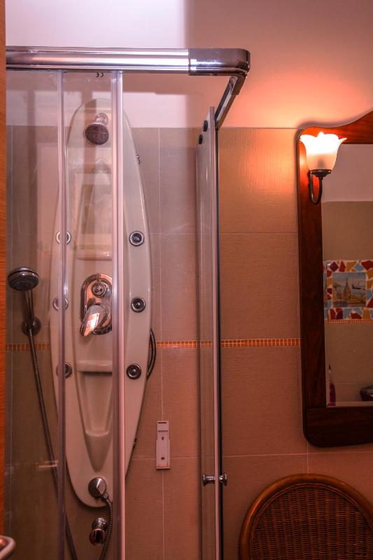 Queen Room with Shared Bathroom image 3