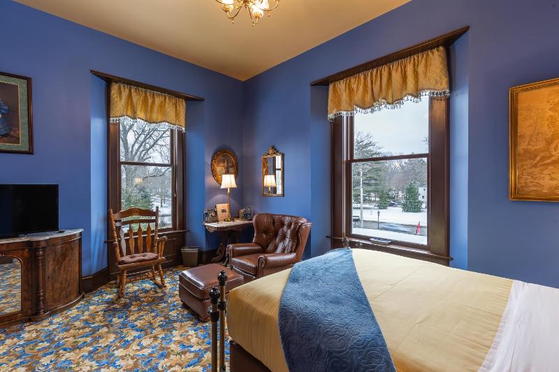 Deluxe Queen Suite image 3