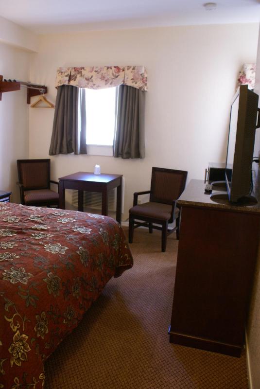Queen Room - Non-Smoking image 4