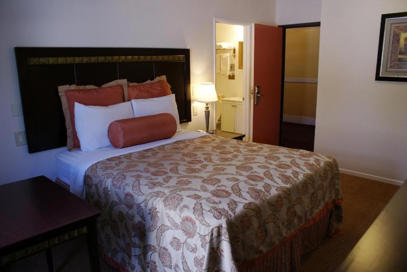 Harborview Inn & Suites-Convention Center-Airport-Gaslamp-Seaworld-Zoo-Balboa Park - image 5