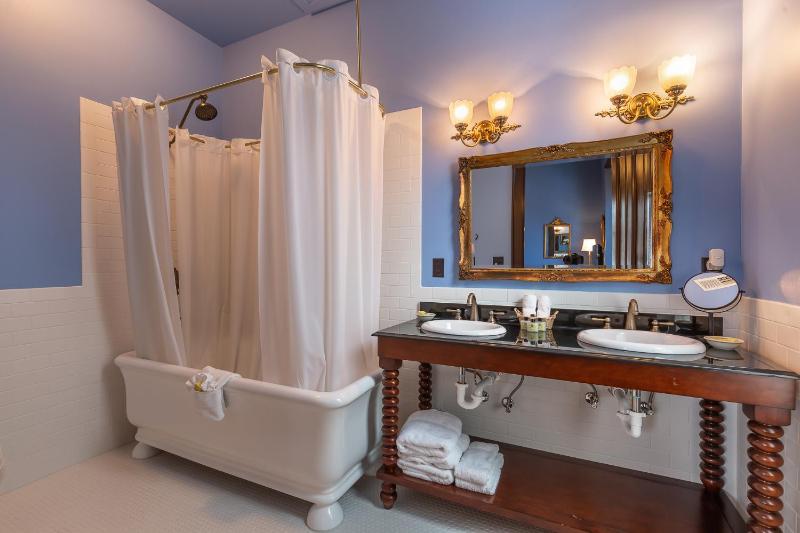 Deluxe Queen Suite image 2