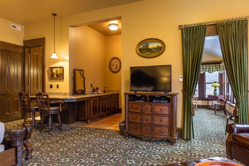 Superior King Suite image 4