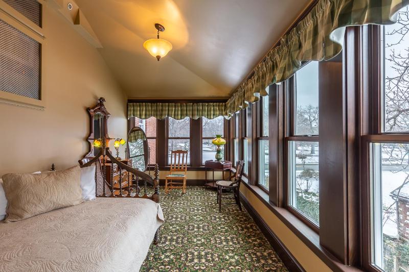 Superior King Suite image 4