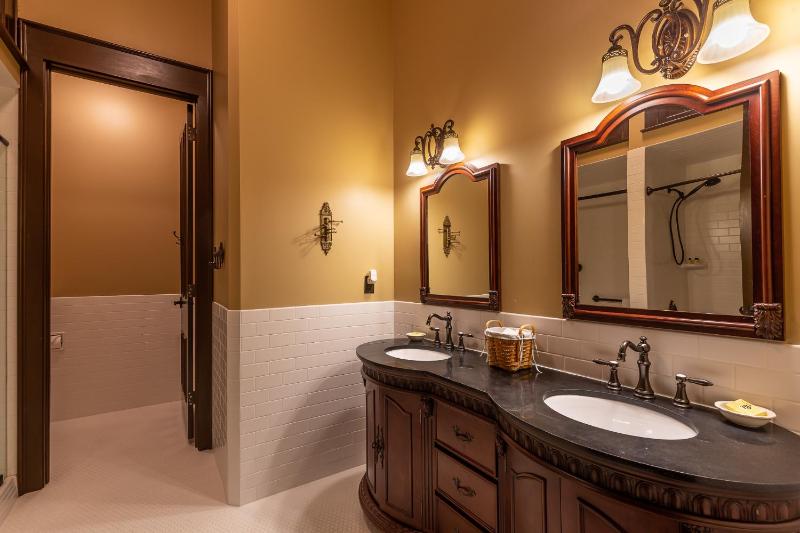Superior King Suite image 2