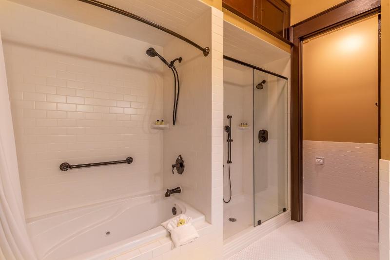 Superior King Suite image 3