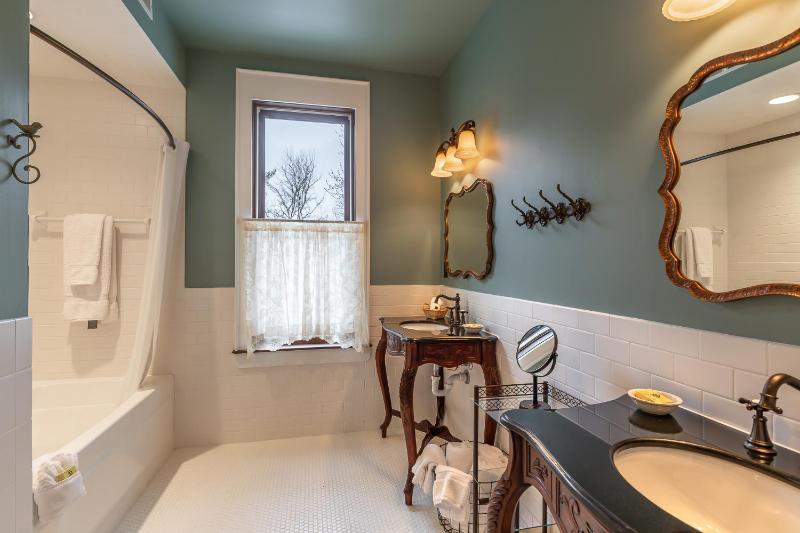 Superior Queen Room image 2
