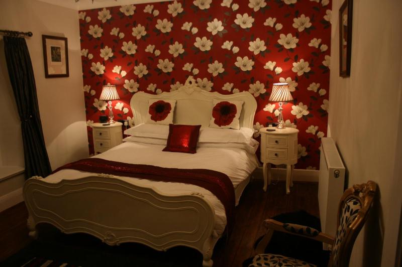 Deluxe King Room image 2