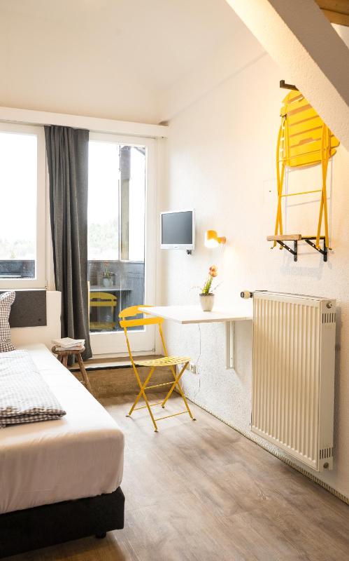Single Room with Mountain View image 3