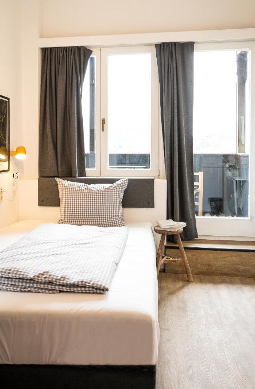 Single Room with Mountain View image 2
