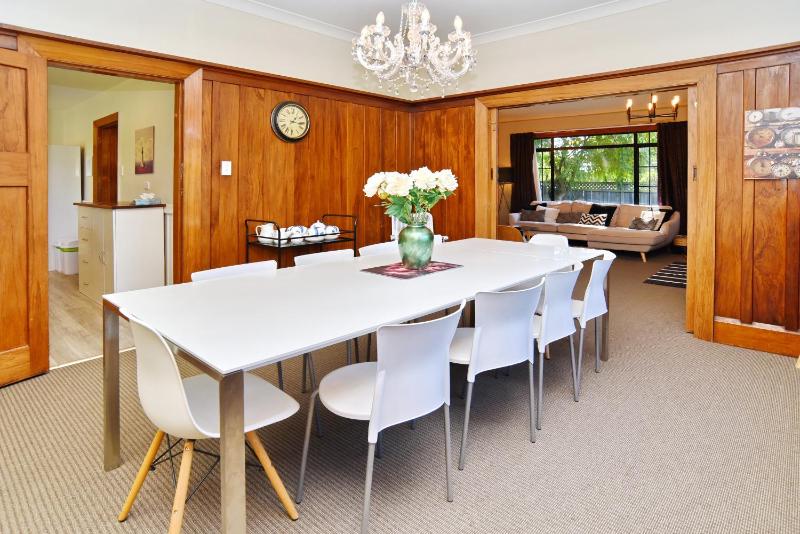 Racecourse Villa - Classic 1935 Charm & Space - image 25
