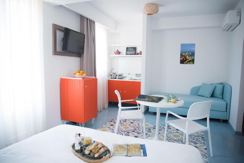 Deluxe Double or Twin Room with Balcony image 4