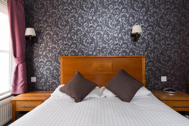 Double Room image 3
